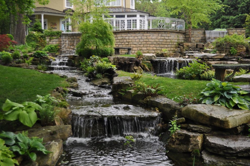 paysagiste-ROQUEBRUNE SUR ARGENS-min_landscaping-rock-louisville-ky-traditional-landscape-and-boulders-brick-wall-bushes-grass-koi-law